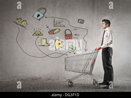 Kaufmännische Angestellte mit einem Einkaufswagen mit vielen Dingen über gezogen sein Stockfoto