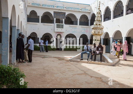 Senegal, Touba. Schüler im Innenhof der Al-Azhar-Institut für islamische Studien. Stockfoto