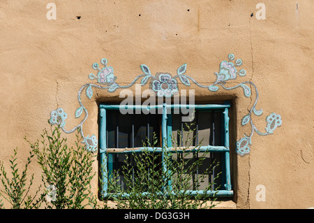 Blumen-Wandbild über Fenster, Ranchos de Taos, New Mexiko Stockfoto