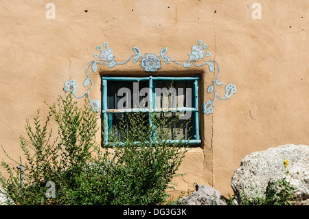 Blumen-Wandbild über Wndow, Ranchos de Taos, New Mexiko Stockfoto