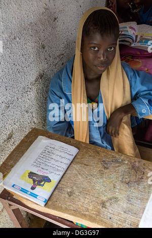 Senegal, Touba. Junges Mädchen am Al-Azhar Madrasa, eine Schule für islamische Studien. Ihr Buch zeigt, dass sie Arabisch lernen. Stockfoto