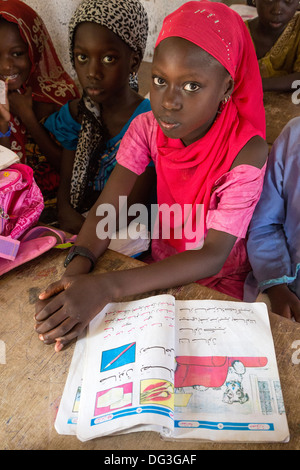 Senegal, Touba. Junge Mädchen am Al-Azhar Madrasa, eine Schule für islamische Studien. Stockfoto