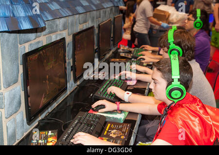 New York, USA. 13. Oktober 2013. Fans versuchen neue Spiel "Dungeon Defenders II" Comic Con 2013 bei der Jacob K. Javits Convention Center am 13. Oktober 2013 in New York City. Bildnachweis: Sam Aronov/Alamy Live-Nachrichten Stockfoto