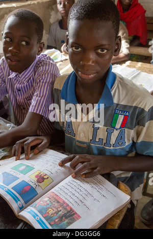 Senegal, Touba. Junge am Al-Azhar Madrasa, eine Schule für islamische Studien. Sein Buch zeigt, dass er Arabisch studiert. Stockfoto