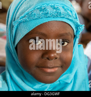 Senegal, Touba. Junges Mädchen am Al-Azhar Madrasa, eine Schule für islamische Studien. Stockfoto