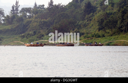 Flotte von Fischerbooten gemeinsam mit erweitert Polen Schleppnetzen der Netze am Kivu-See in Ruanda Zentralafrika Stockfoto