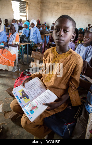 Senegal, Touba. Young Boy mit seinem arabisch-Leser am Al-Azhar Madrasa, eine Schule für islamische Studien. Stockfoto