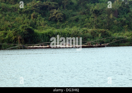 Flotte von Fischerbooten gemeinsam mit erweitert Polen Schleppnetzen der Netze am Kivu-See in Ruanda Zentralafrika Stockfoto