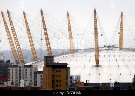 Touristen auf der Oberseite der Millennium Dome & Seilbahn von Shadwell, London, England, UK. Stockfoto