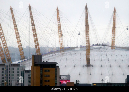 Touristen auf der Oberseite der Millennium Dome & Seilbahn von Shadwell, London, England, UK. Stockfoto