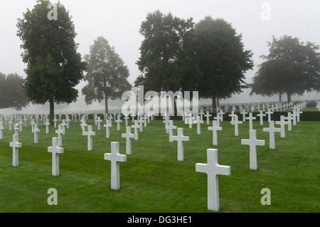 Reihen von Gräbern auf dem amerikanischen Soldatenfriedhof an einem nebligen Tag bei Cambridge, England UK Stockfoto