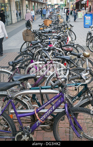 Zahlreiche Fahrräder im Burleigh St. Cambridge, England, UK geparkt Stockfoto