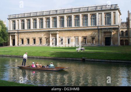 Punt mit Touristen und der zaunkönig Bibliothek des Trinity College der Universität Cambridge, England, Großbritannien Stockfoto