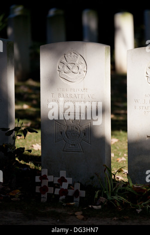 Das Grab von einem britischen Soldaten, Private Thomas Barratt, ausgezeichnet das Victoria-Kreuz in Essex Farm Friedhof in der Nähe von Ypern in Belgien Stockfoto