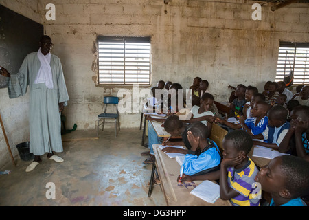 Senegal, Touba. Lehrer einen Vortrag in arabischer Studenten an der Madrasa Al-Azhar, eine Schule für islamische Studien. Stockfoto