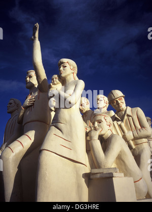 Großbritannien, Birmingham, Centenary Square, der "vorwärts-Statue" von Raymond Mason. Stockfoto