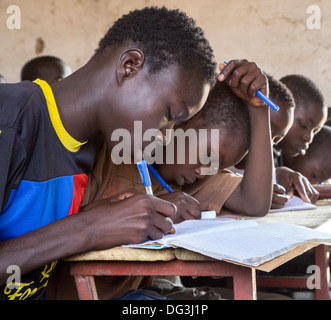 Senegal, Touba. Studenten an der Al-Azhar Madrasa, eine Schule für islamische Studien. Stockfoto