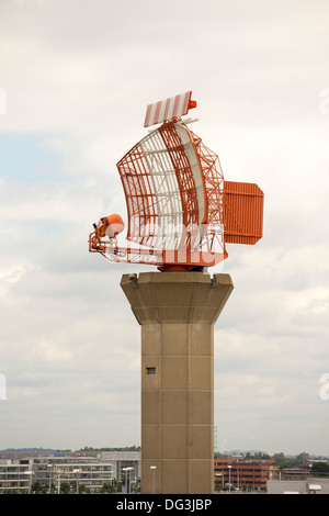 Ein Radarturm am Flughafen Heathrow, London, UK. Stockfoto