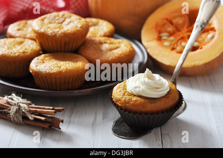 Kürbis-Muffins auf Vintage Holztisch mit rohen Kürbis Stockfoto
