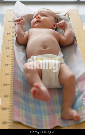 Niedliche Baby liegend in Meter Höhe in einer Klinik Stockfoto