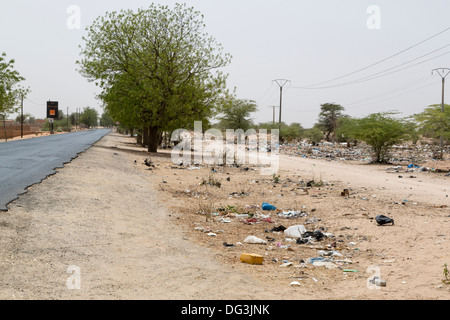 Senegal. Müll am Straßenrand entlang einer Autobahn im Norden Senegals Würfe. Stockfoto