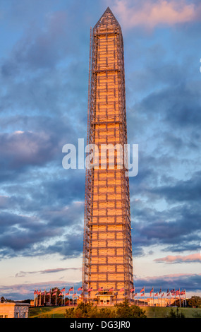 Washington, D.C., USA. Gerüst auf dem Washington Monument für Reparaturen der Erdbebenschäden 2011. Am frühen Morgen. Stockfoto