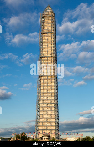 Washington, D.C., USA. Gerüst auf dem Washington Monument für Reparaturen der Erdbebenschäden 2011. Am frühen Morgen. Stockfoto