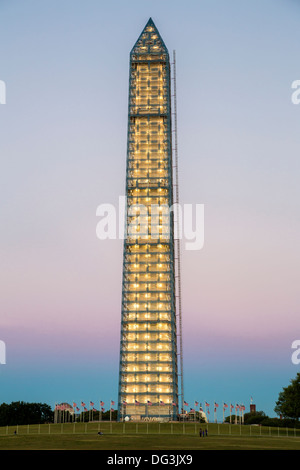 Washington, D.C., USA. Gerüst auf dem Washington Monument für Reparaturen der Erdbebenschäden 2011. Abend. Stockfoto