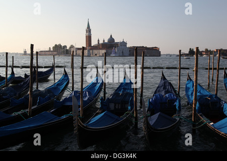 Eine Ansicht der Kirche von San Giorgio (St. Georg) von San Marco Platz mit einigen Gondeln geparkt in der Weise Stockfoto