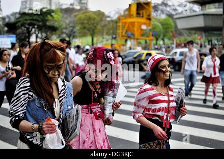 Buenos Aires, Buenos Aires, Argentinien. 13. Oktober 2013. Eine Menge Leute verkleidet als Zombies durch die Straßen von Buenos Aires gehen. Der Zombie Walk wird durch den Veranstalter ein '' Peacemonstration'' (in Spanisch Pazifestacion) bezeichnet und behauptet, Ziel ist es, Bewusstsein für Ungleichheit und Ungerechtigkeit in der Gesellschaft und Bewusstsein auf, dass eine bessere Welt ist möglich. Bildnachweis: Patricio Murphy/ZUMAPRESS.com/Alamy Live-Nachrichten Stockfoto