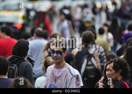 Buenos Aires, Buenos Aires, Argentinien. 13. Oktober 2013. Eine Menge Leute verkleidet als Zombies durch die Straßen von Buenos Aires gehen. Der Zombie Walk wird durch den Veranstalter ein '' Peacemonstration'' (in Spanisch Pazifestacion) bezeichnet und behauptet, Ziel ist es, Bewusstsein für Ungleichheit und Ungerechtigkeit in der Gesellschaft und Bewusstsein auf, dass eine bessere Welt ist möglich. Bildnachweis: Patricio Murphy/ZUMAPRESS.com/Alamy Live-Nachrichten Stockfoto