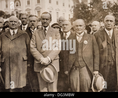 Präsident Coolidge mit einer internationalen Delegation aus dem schottischen Ritus der Freimaurerei, einschließlich John Henry Cowles, Sovereign Grand Commander, dem Präsidenten das Recht, ca. 1925 Stockfoto