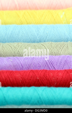 viele bunte Spulen des Gewindes Stockfoto