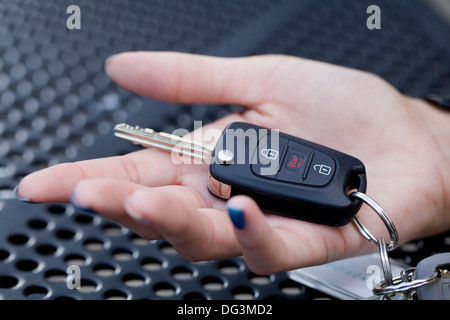 Nahaufnahme von Frauenhand Auto Taste - USA Stockfoto