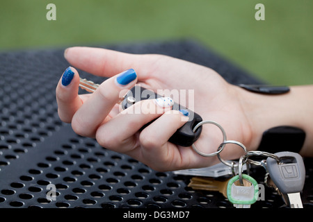 Nahaufnahme von Frauenhand Auto Taste - USA Stockfoto