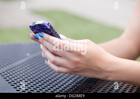 Nahaufnahme von Frauenhand mit Smartphone - USA Stockfoto