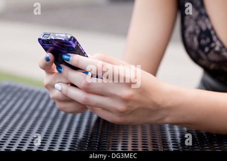 Nahaufnahme von Frauenhand mit Smartphone - USA Stockfoto