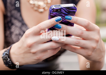 Nahaufnahme von Frauenhand mit Smartphone - USA Stockfoto