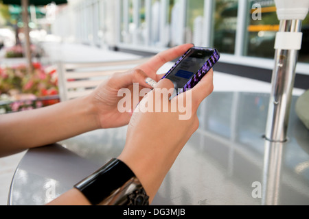 Nahaufnahme von Frau mit Smartphone - USA Stockfoto