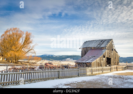 Alte Scheune auf einem Bauernhof mit einem Holzzaun Stockfoto