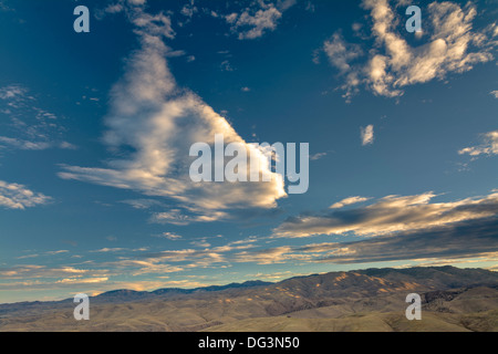 Dramatische Sonnenaufgang Wolkengebilde in Idaho Stockfoto