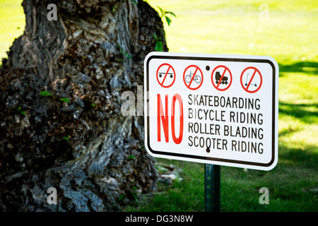 Warnschild in einem Stadtpark, einer weiß, was sie nicht lassen Stockfoto