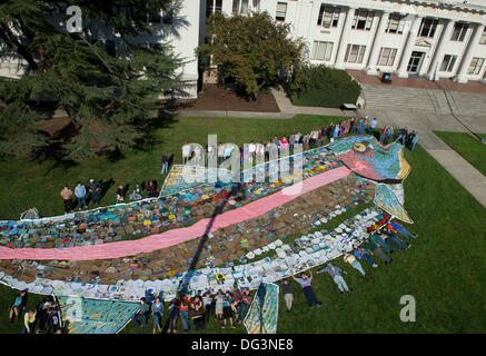 Roseburg, Oregon, USA. 13. Oktober 2013. Klimawandel-Aktivisten und Bürger versammeln sich um eine 150 Fuß lange Darstellung der native Steelhead Forelle am Sonntag auf dem Rasen im Douglas County Courthouse in Roseburg angezeigt. Die großen Fische besteht aus über 1000 einzelnen Platten erstellt von lokalen Schulkinder und Erwachsene. Das Projekt wurde von der Douglas County globale Erwärmung Koalition zu Bewusstsein über den Klimawandel zusammengestellt. Bildnachweis: Robin Loznak/ZUMAPRESS.com/Alamy Live-Nachrichten Stockfoto