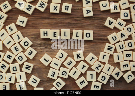 Plastische Buchstaben aus einem Kinder Rechtschreibung Spiel auf einem Holztisch buchstabieren "Hallo" Stockfoto