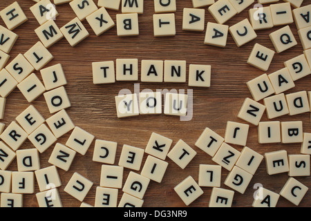 Plastische Buchstaben aus ein Kinder Rechtschreibung-Spiel auf einem Holztisch Zauber 'Thank You' Stockfoto