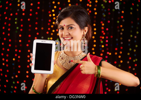 Indische Frau zeigt mobile Tablet auf Diwali-fest Stockfoto