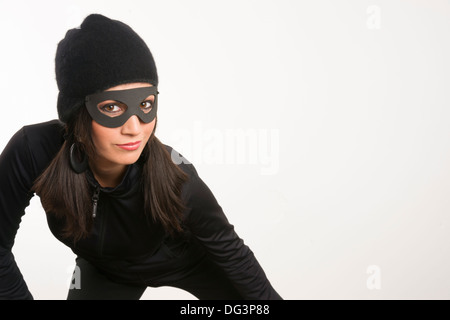 Schöne Frau, gekleidet in schwarz und nichts Gutes im Schilde Stockfoto