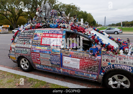 Linda Farleys Minivan mit politischen Ornamenten und Botschaften geschmückt - Washington, DC USA Stockfoto