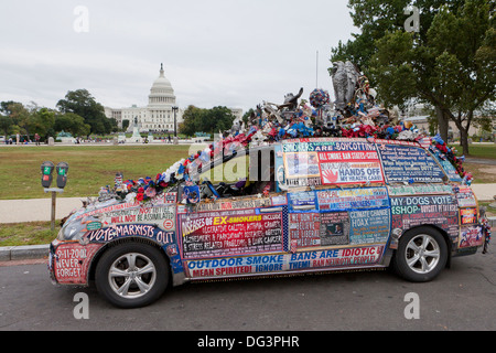 Linda Farleys Minivan mit politischen Ornamenten und Botschaften geschmückt - Washington, DC USA Stockfoto