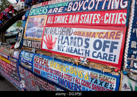 Linda Farleys Minivan mit politischen Ornamenten und Botschaften geschmückt - Washington, DC USA Stockfoto